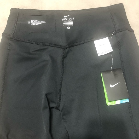 NIKE NWT DriFIT Training Crop / Clam Diggers in Black - Picture 4 of 8